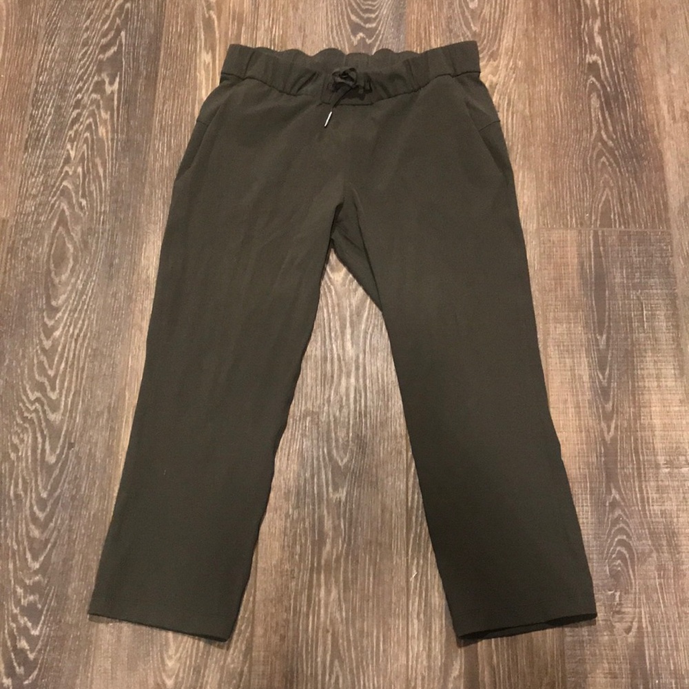 Lululemon crop on the fly in olive